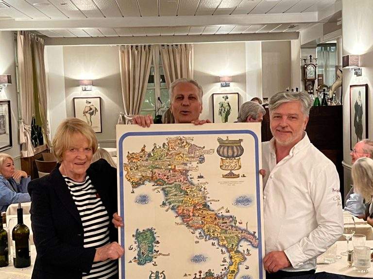 Frau Machau überreicht Mario und Leo eine Karte der Weinregiionen Italiens aus dem Jahr 1970 Collegium Vini, Kulinarische KuK-Weinprobe im Ristorante Brighella am 22.9.2022