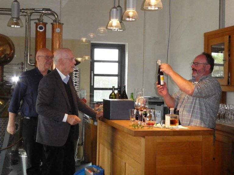 Weinreise zum Weingut Carl Freudenberg - Klaus Rössler, Dr. Wolfram Freudenberg und Georg Bielig bei der Weinprobe Foto: Dr. Silva Daus