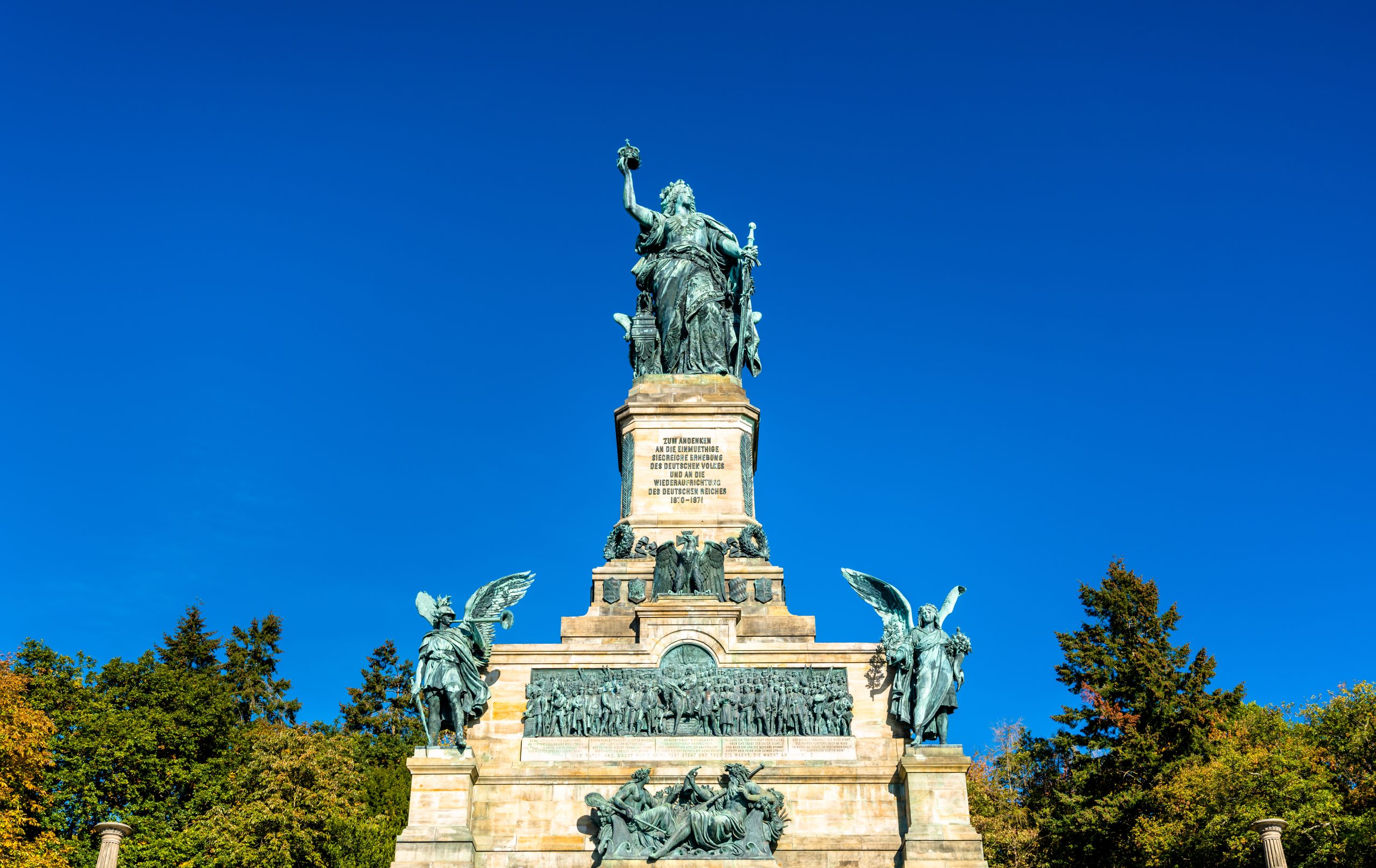 Mehr über den Artikel erfahren Erinnerung 29.11. (Schloss Reinhartshausen) und ein Blick in die Zukunft – alkoholfrei, PiWi und Wein aus der Pappflasche