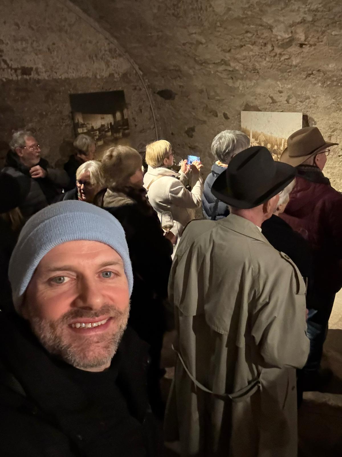 Das Collegium Vini mit alten Fotos aus den Weinbergen des Schloss Reinhartshausen (Selfie von Daniel Kusebauch)