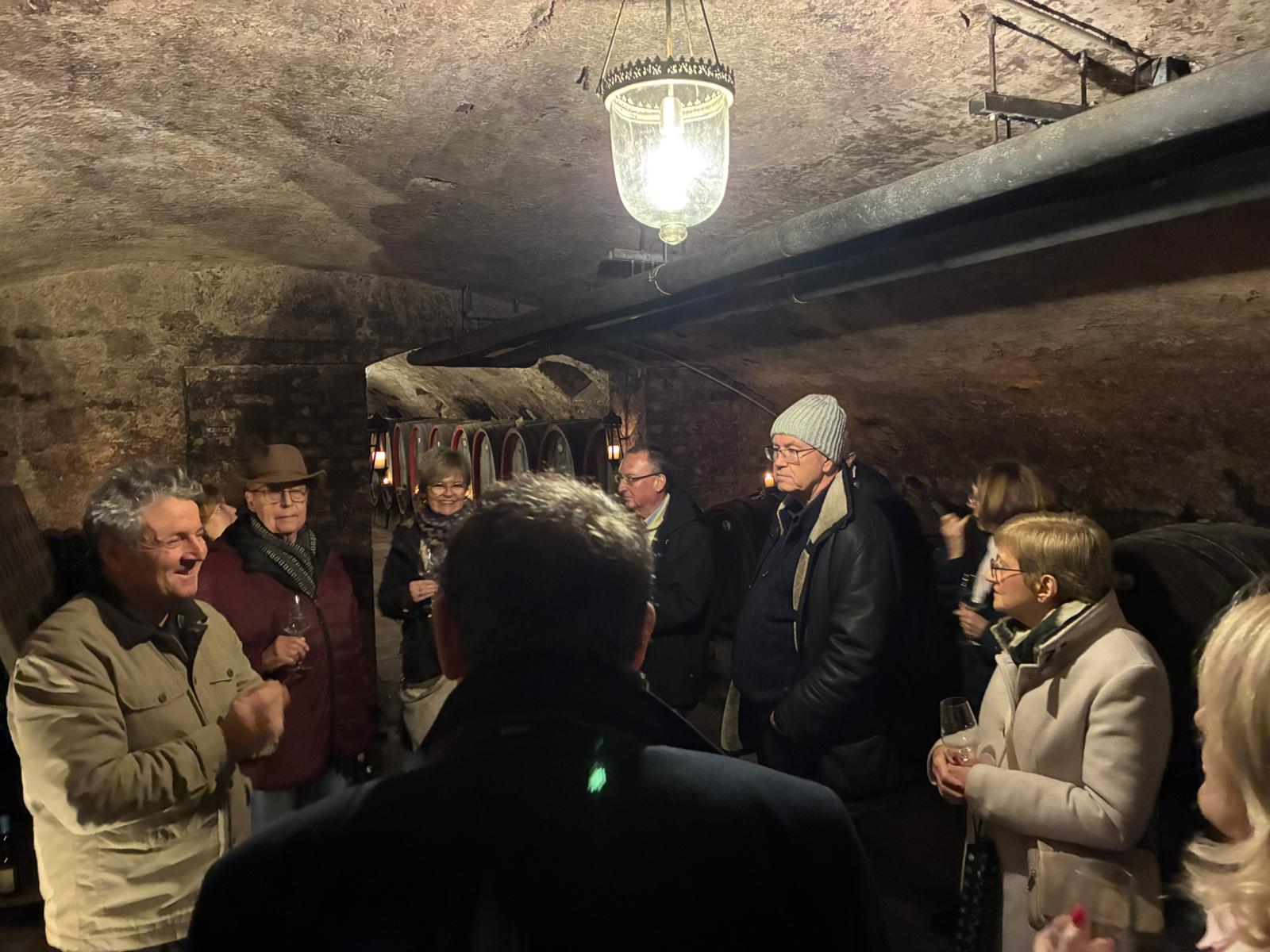 Stefan Lergenmüller präsentiert den Winzersekt Foto: Daniel Kusebauch