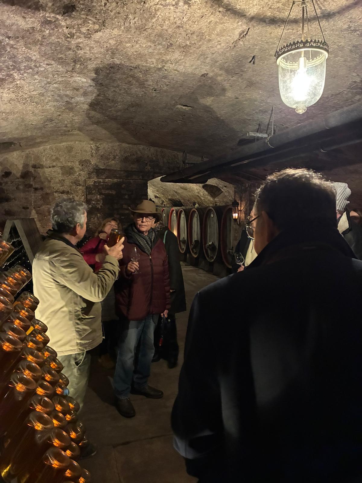 Stefan Lergenmüller präsentiert den Winzersekt Foto: Daniel Kusebauch