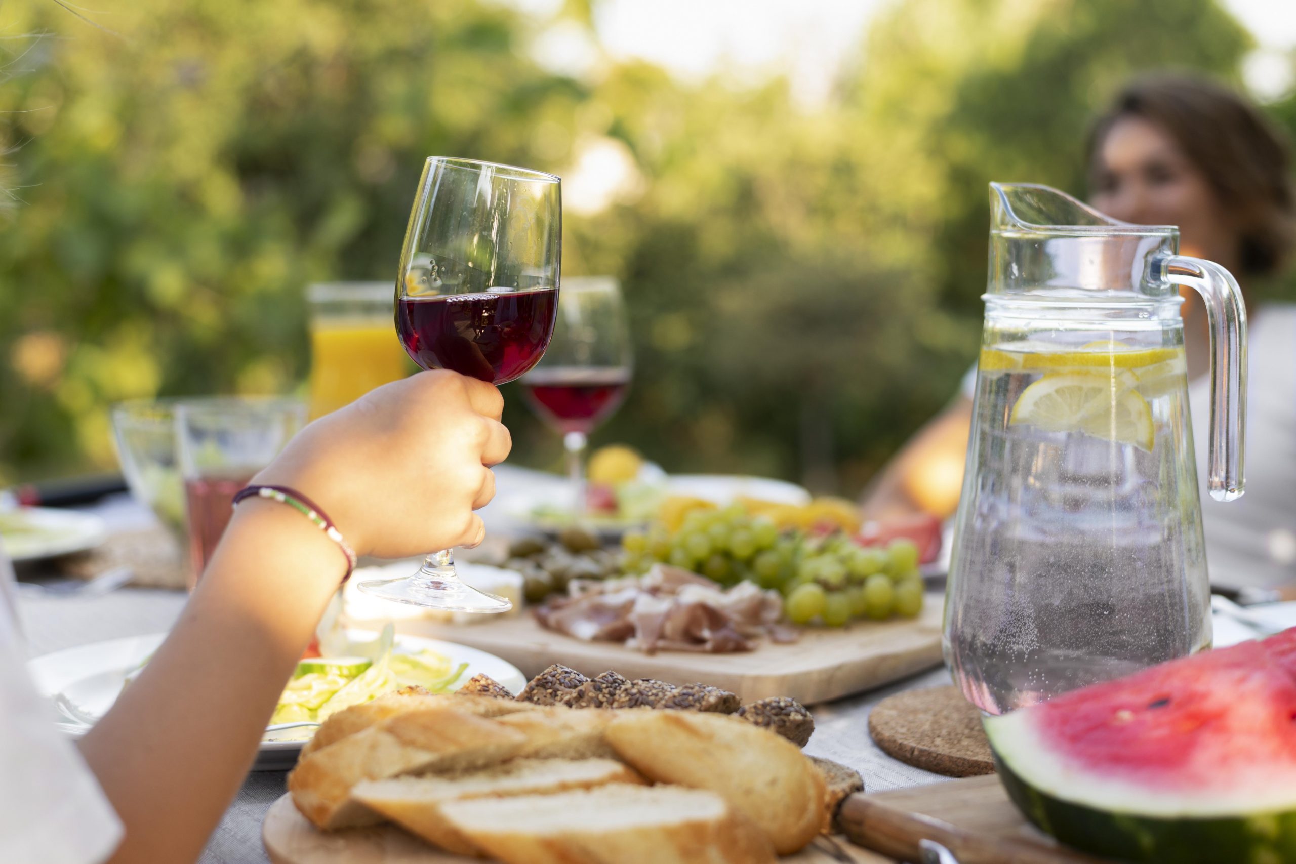 Mehr über den Artikel erfahren Sommerfest 2026 – BBQ und offene Wein-Tafel im Parkhotel