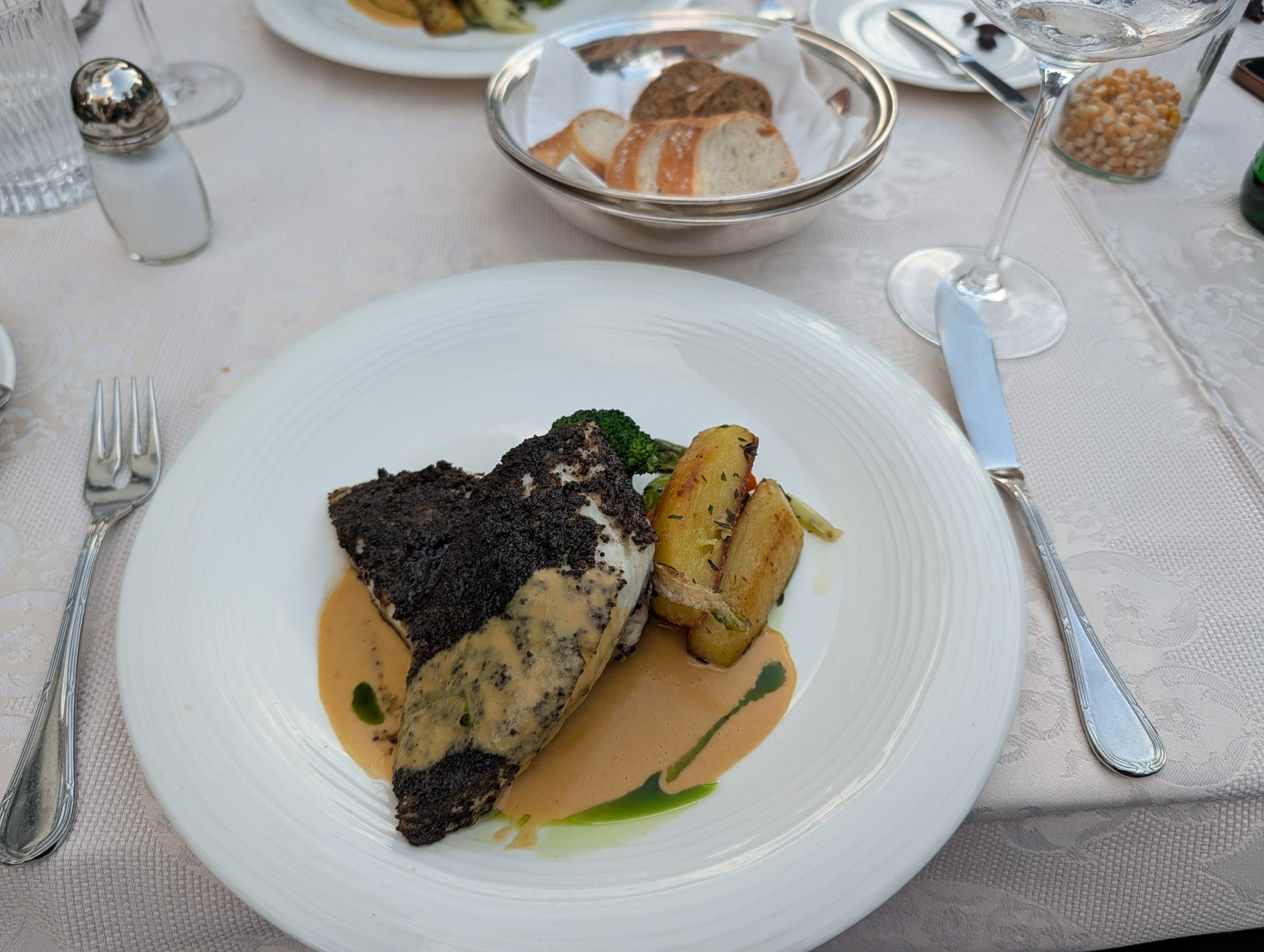 Zum Gastrosophischen Jahresabschluss 2026 im Ristorante Brighella: Seewolffilet im Olivenkrustenmantel